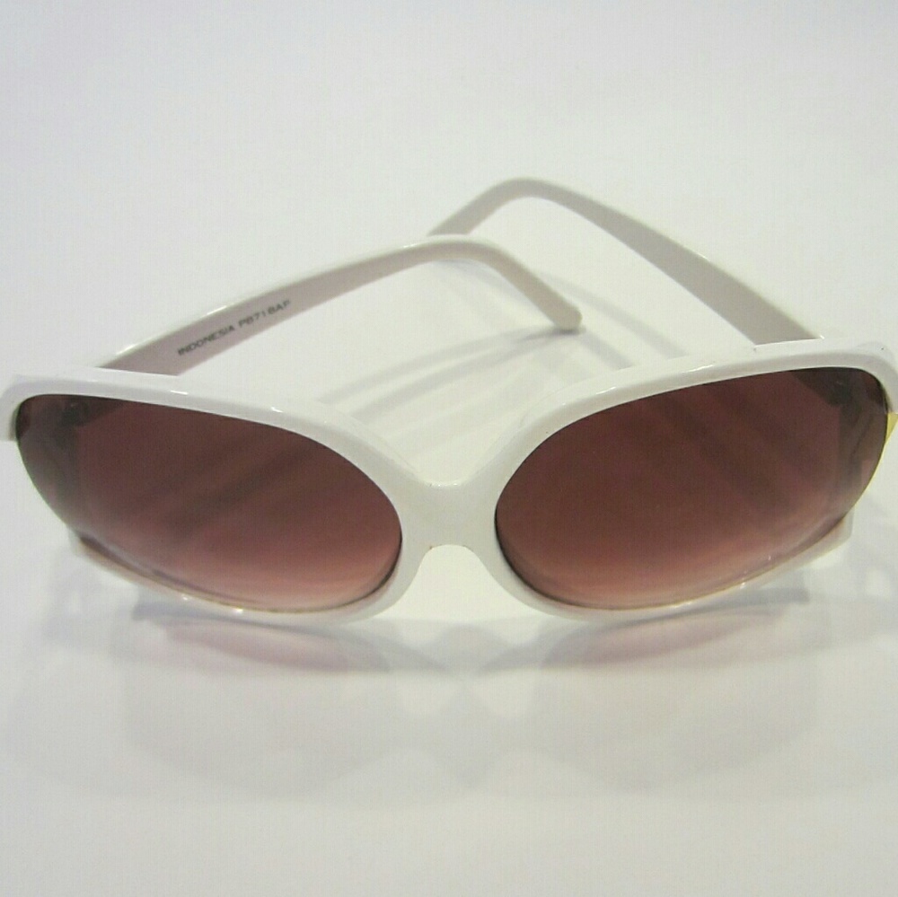 Indonesia White Sunglasses Golden Hardware Integrated Nose Guard Pinkish Lens